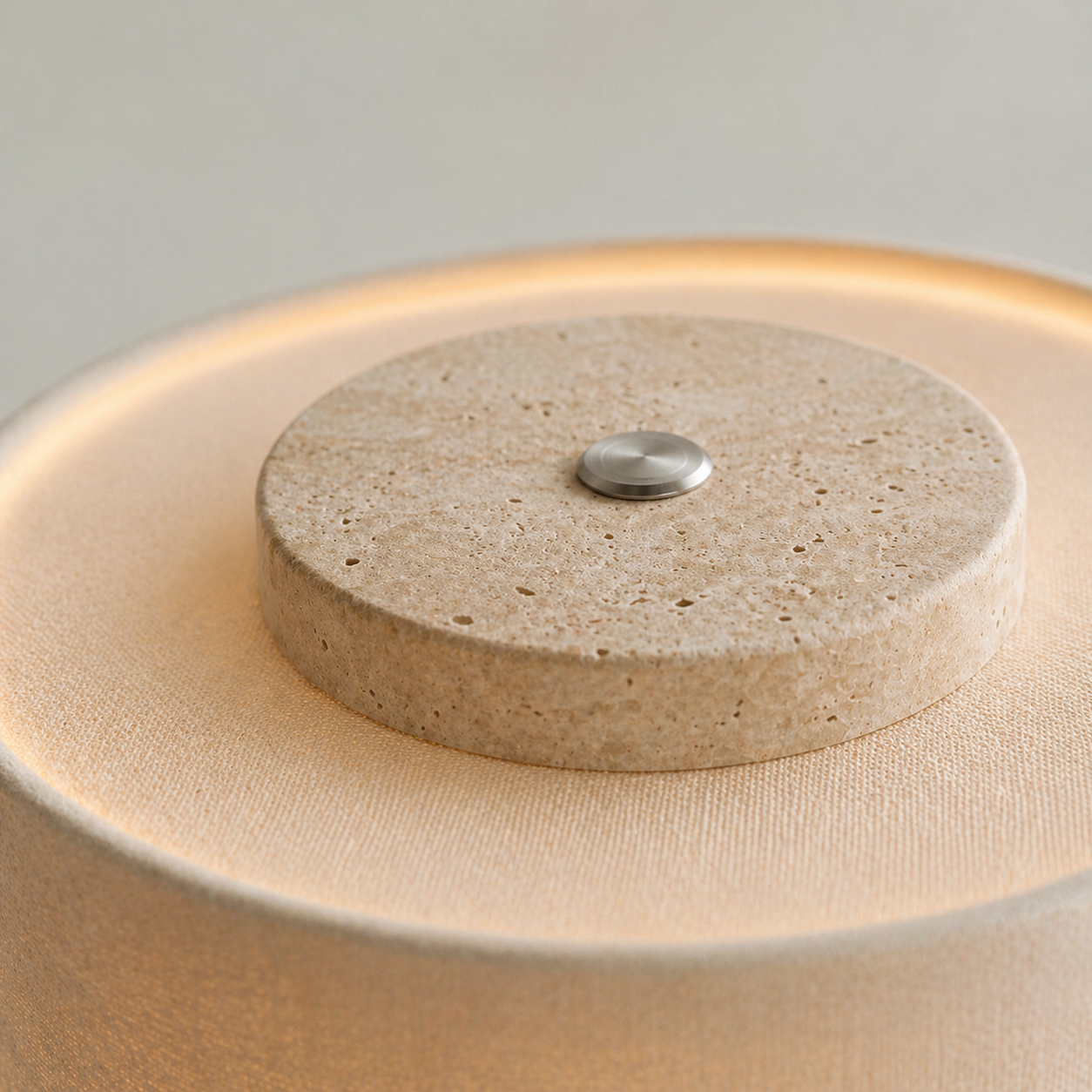Petra | Bærbar bordlampe i naturlig marmor