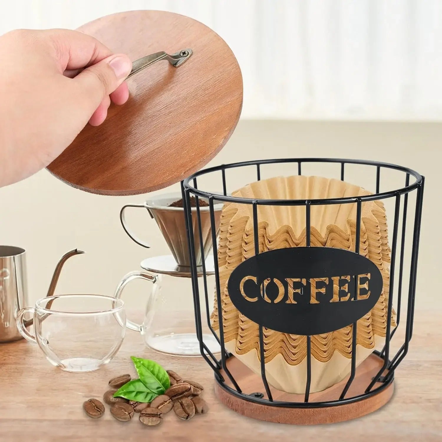 Kaffefilterhållare fylld med pappersfilter