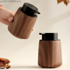 Skumtvåldispenser visad i handen