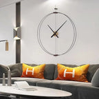 Stor minimalistisk väggklocka ovanför en soffa