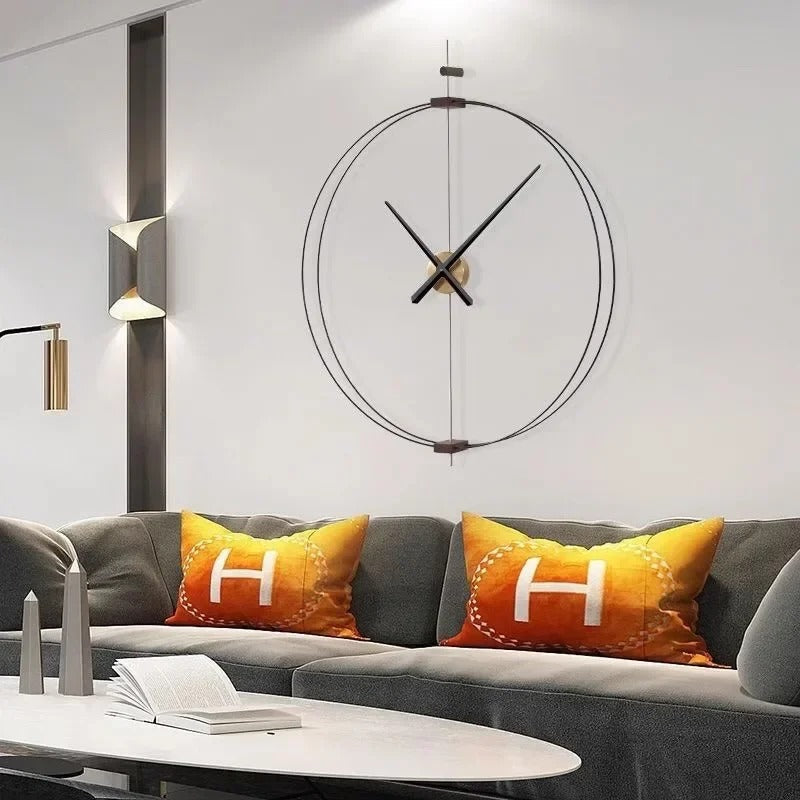 Stor minimalistisk väggklocka ovanför en soffa