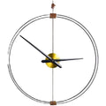 Stor minimalistisk väggklocka med öppen rund ram och guldfärgad mitt