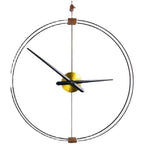 Stor minimalistisk väggklocka med öppen rund ram och guldfärgad mitt
