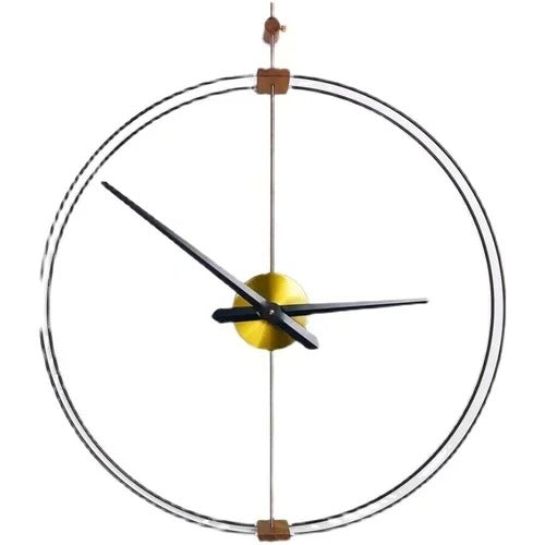 Stor minimalistisk väggklocka med öppen rund ram och guldfärgad mitt