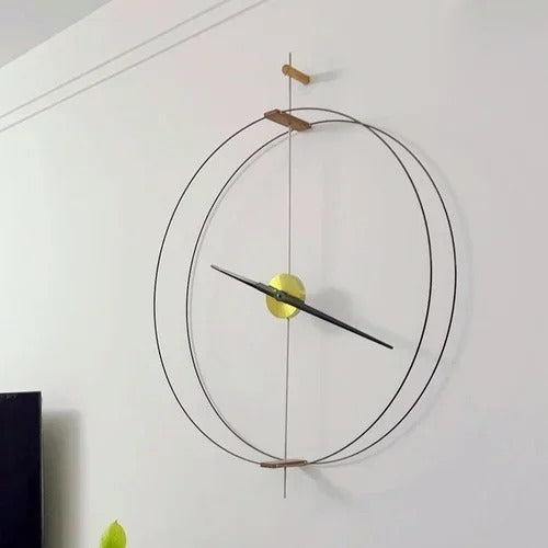 Stor minimalistisk väggklocka på en ljus vägg