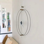 Stor minimalistisk väggklocka sedd från sidan