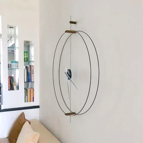 Stor minimalistisk väggklocka sedd från sidan